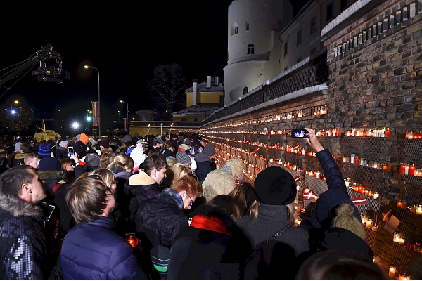 VNĪ pie Rīgas pils mūra uzstāda mobilā tērauda konstrukciju svecīšu izvietošanai Lāčplēša dienā
