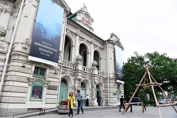 Izsludināts skiču konkurss par simtgades alejas izveidi pie Latvijas Nacionālā teātra