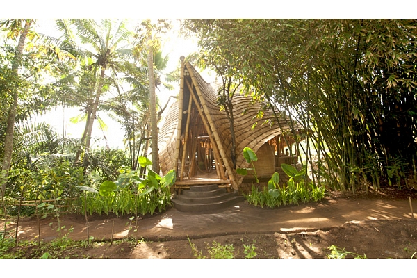 Bali ekoloģiskā māja kokā