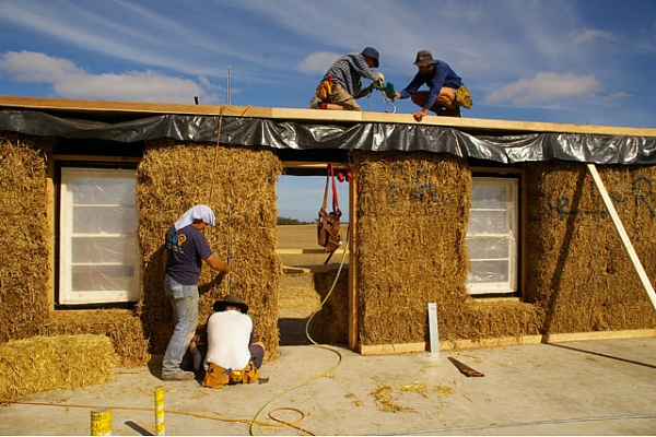 Kā būvēt māju no salmiem?