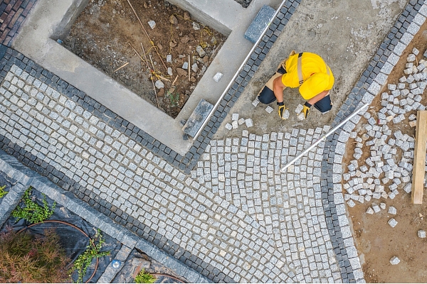 No bruģēšanas līdz zaļam pagalmam: pilns teritorijas labiekārtošanas process