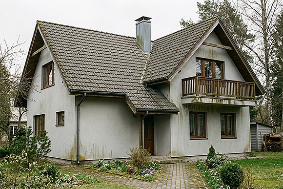 Minerālo fasāžu un jumtu pavasara atjaunošana: kāpēc mazgāšana un aizsardzība ir kritiska ēkas ilgmūžībai?