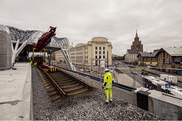 Rīgas Centrālajā stacijā notiek sliežu ieklāšanas darbi