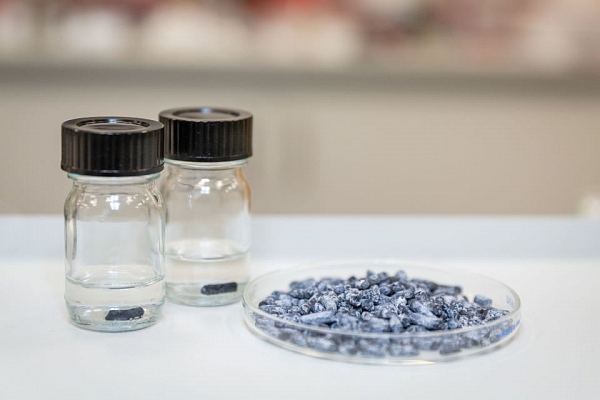 RTU pētniece izveido inovatīvas granulas ūdens attīrīšanai no smagajiem metāliem