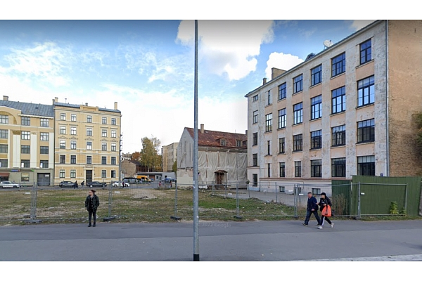 Rīgas pašvaldība aicina būvniekus sakopt teritoriju pie sabrukušās ēkas Satekles ielā