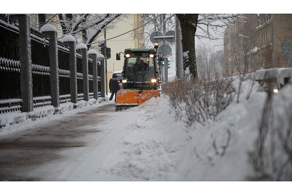 Rīgas dome atbalsta pāreju uz centralizētu ietvju kopšanu ziemā