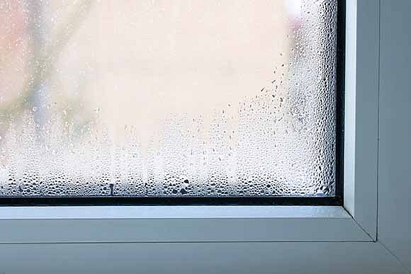 Kondensāts uz logiem ziemā: ko tas signalizē par mājokli?