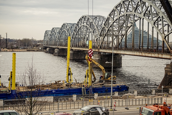 Uzsākta pirmā Rail Baltica tilta balsta izbūve Daugavā