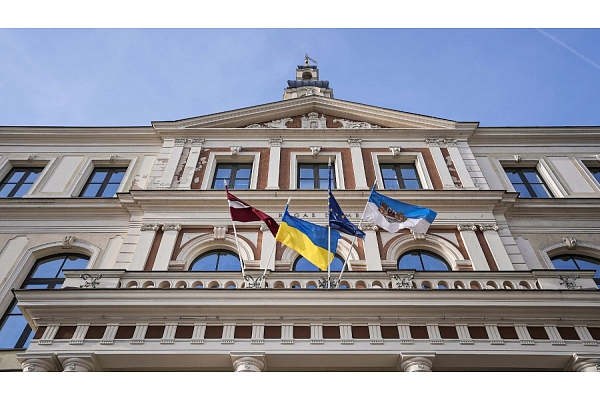 Rīgas rātsnamu, Brīvības pieminekli un citas ēkas Rīgā izgaismos Ukrainas karoga krāsās