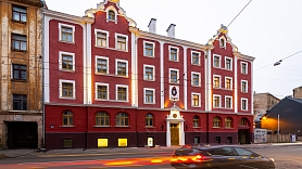 Vēsturisko ēku nokrāso patriotiskās krāsās (FOTO)