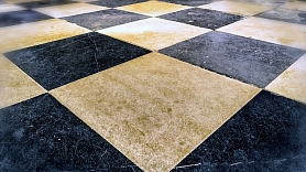 5 vienkārši un nedārgi veidi, kā uzlabot vecas, neglītas grīdas izskatu


