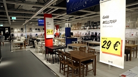 Apmēram 300 cilvēki pulcējas IKEA veikala atklāšanā