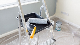 Metāla kāpnes un sastatnes – neaizstājams palīgs mājsaimniecībā un remontdarbos

