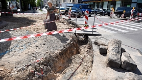 Rīgas dome atzīst nepieciešamību saskaņot ielu remontus ar inženiertīklu uzturētājiem, tomēr tam neesot naudas