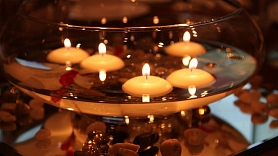 Svētku noskaņai mājoklī: Kā izgatavot peldošo sveci?


