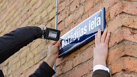 Lastādijas un Emīlijas Benjamiņas ielās sāk izvietot jaunās ielu nosaukumu un adrešu zīmes (FOTO)