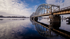 Sākta Rail Baltica tilta pār Daugavu būvniecība Rīgā