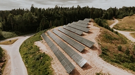 Amatciemā izbūvēta Latvijā unikāla saules paneļu elektrostacija
