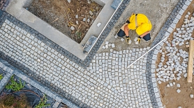 No bruģēšanas līdz zaļam pagalmam: pilns teritorijas labiekārtošanas process