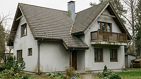 Minerālo fasāžu un jumtu pavasara atjaunošana: kāpēc mazgāšana un aizsardzība ir kritiska ēkas ilgmūžībai?