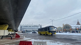 Zem jaunuzbūvētās Rail Baltica estakādes autoostā uzsākta autobusu apkalpošana