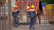 Aplokšņu algu īpatsvars būvniecībā pērn Latvijā samazinājies līdz 32,1%