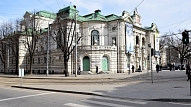 Arboristi Rīgā sākuši darbus pie vides objekta "Laika priekškars" izvietošanas pie Nacionālā teātra