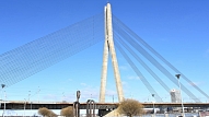 Lai novērstu negadījumus Vanšu tilta ekspluatācijā, slēdz tā kāpnes Daugavas labajā pusē