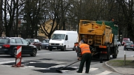 "Latvijas autoceļu uzturētājs" veicis bedru remontdarbus ar smilts un šķembu iestrādi 37 000 kubikmetru apmērā