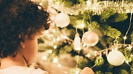 Padomi skaistiem svētkiem: Kā izvēlēties un kopt Ziemassvētku eglīti?

