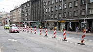 Rīgā atklāj defektus svaigi ieklātajā asfaltā Brīvības ielā