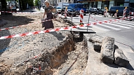 Rīgas dome atzīst nepieciešamību saskaņot ielu remontus ar inženiertīklu uzturētājiem, tomēr tam neesot naudas