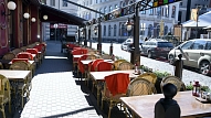 Ugunsdrošības noteikumu neatbilstības dēļ Rīgā varētu neatvērt aptuveni 15 āra kafejnīcas