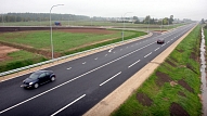 Auditori Lietuvas autoceļu projektos saskata iespējamu dokumentu viltošanu un sliktāku materiālu izmantošanu