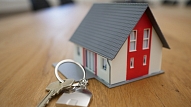 Eksperts: Augstās dzīvokļu īres cenas veicina izbraukšanu no valsts

