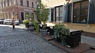 Kafejnīcu vasaras terases Rīgā turpmāk varēs ierīkot pēc tipveida risinājuma

