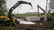 Latvijas un Krievijas robežas purvainajā posmā sāk uzstādīt peldošos balstus