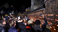 VNĪ pie Rīgas pils mūra uzstāda mobilā tērauda konstrukciju svecīšu izvietošanai Lāčplēša dienā