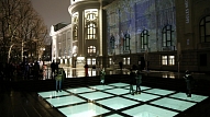 Esplanādē pie LNMM bojāta viena no stikla grīdām, kas muzejā nodrošina dabīgo apgaismojumu