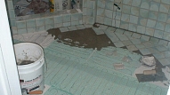 Vai zem vannas grīdai jābūt flīzētai?