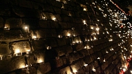 Pie Rīgas pils mūra uzstāda tērauda konstrukciju svecīšu izvietošanai Lāčplēša dienā