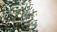 Ziemassvētku eglītei šogad aktuāli antīki grezni un apgleznoti rotājumi