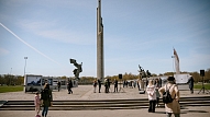 Rīgas dome uzdod demontēt padomju pieminekli Uzvaras parkā