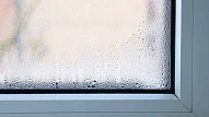 Kondensāts uz logiem ziemā: ko tas signalizē par mājokli?