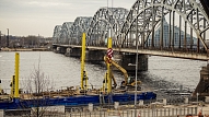 Uzsākta pirmā Rail Baltica tilta balsta izbūve Daugavā