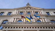 Rīgas rātsnamu, Brīvības pieminekli un citas ēkas Rīgā izgaismos Ukrainas karoga krāsās