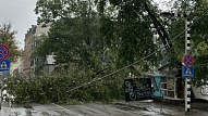 Vētra plosa Rīgu – simtiem nolauztu koku, bojāti īpašumi un applūdušas ielas; dienesti turpina glābšanas darbus