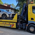 Automobiļa evakuācija ar evakuatora palīdzību.