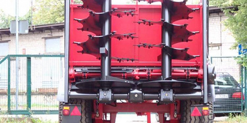 Agricultural trailers, manure spreaders