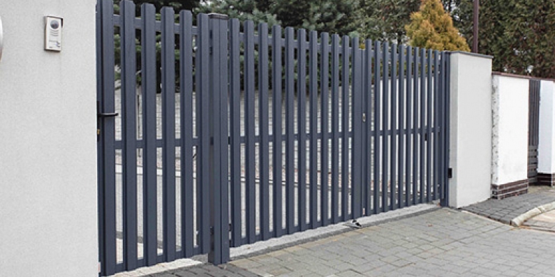 Picket type fence